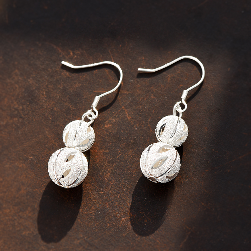 純銀耳墜最新作品，時尚潮流的閃耀焦點